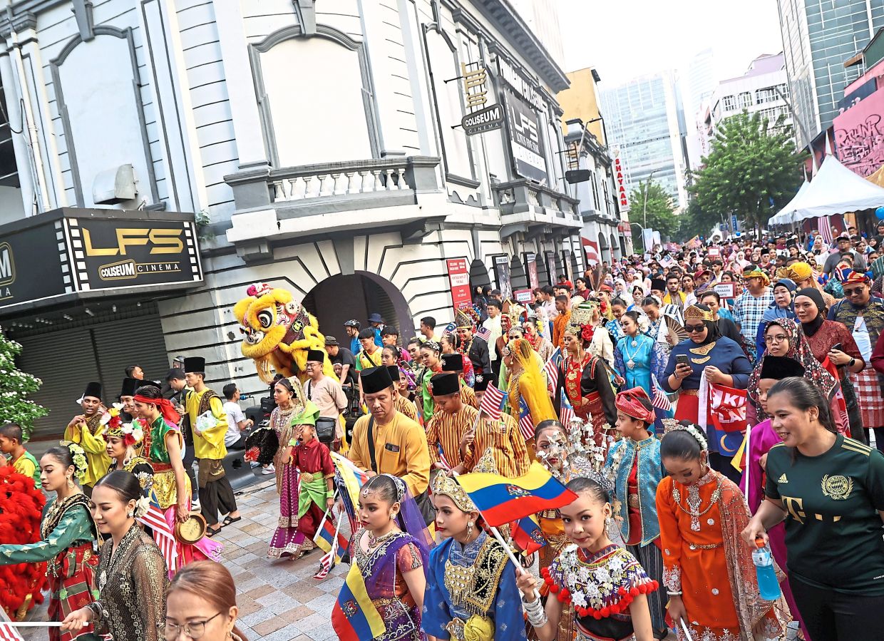The colourful Asean Cultural Paradeincluded DBKL dancers highlighting Malaysia’s multi-cultural makeup.