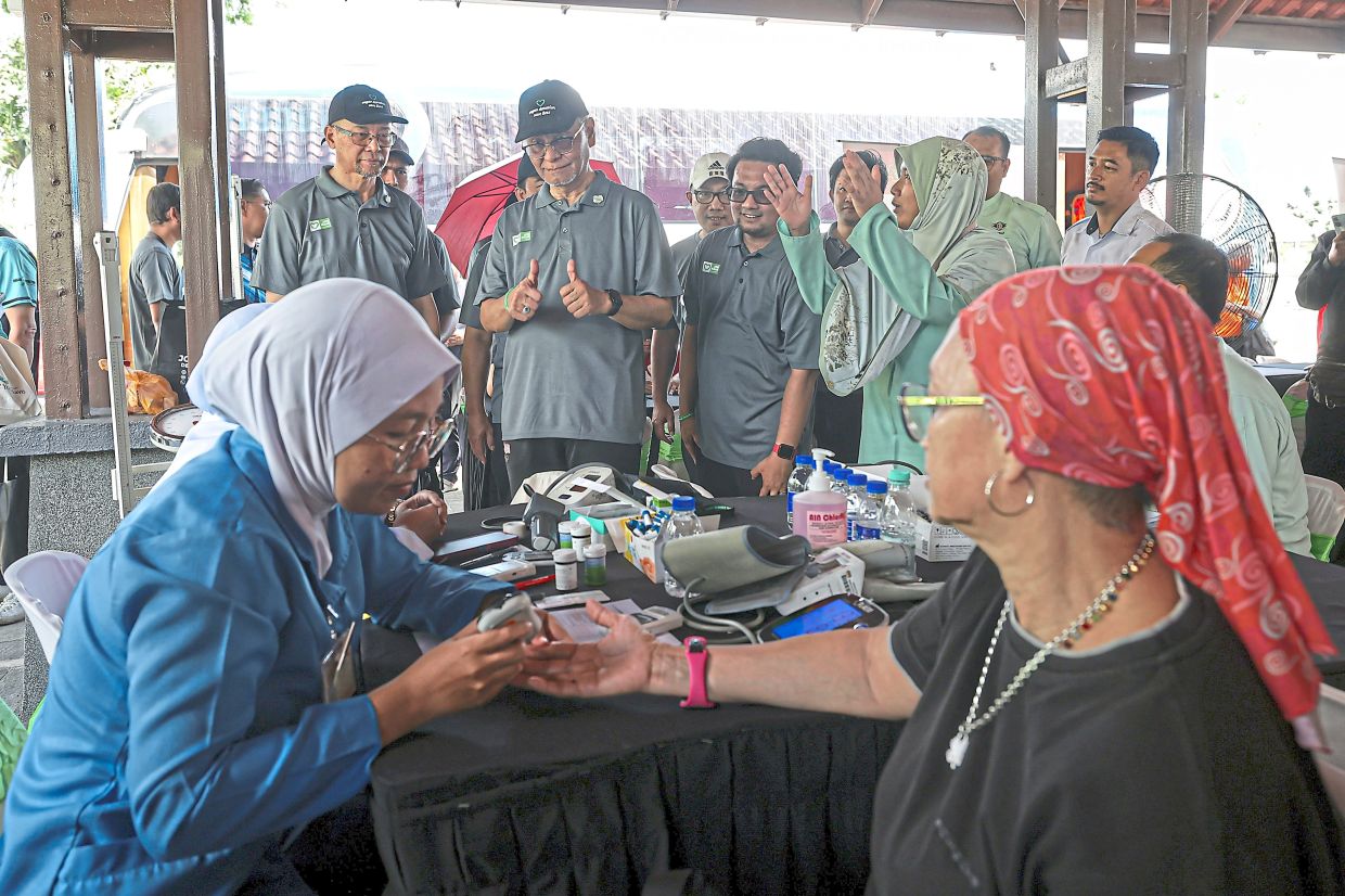 Public praise: Dzulkefly giving the thumbs up to healthcare workers during the National Organ Donation Awareness Week event in Kuala Lumpur. — Bernama 