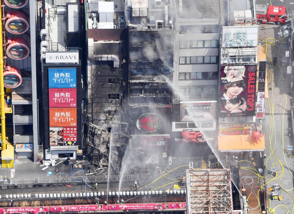 A building billows smoke as firefighters work to extinguish a fire that broke out in Osaka, Japan, on Monday, August 18, 2025. -- Photo: Kyodo/via REUTERS