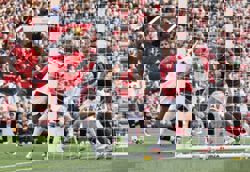 Soccer-Arsenal capitalise on keeper error to secure 1-0 win at Man United