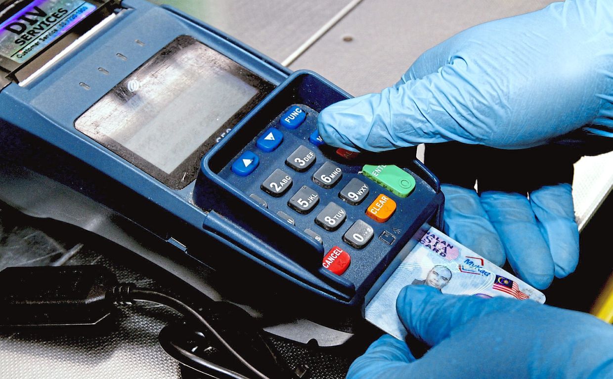 While chip card readers are widely available in the market, only NRD-approved devices can access MyKad data. — Filepic