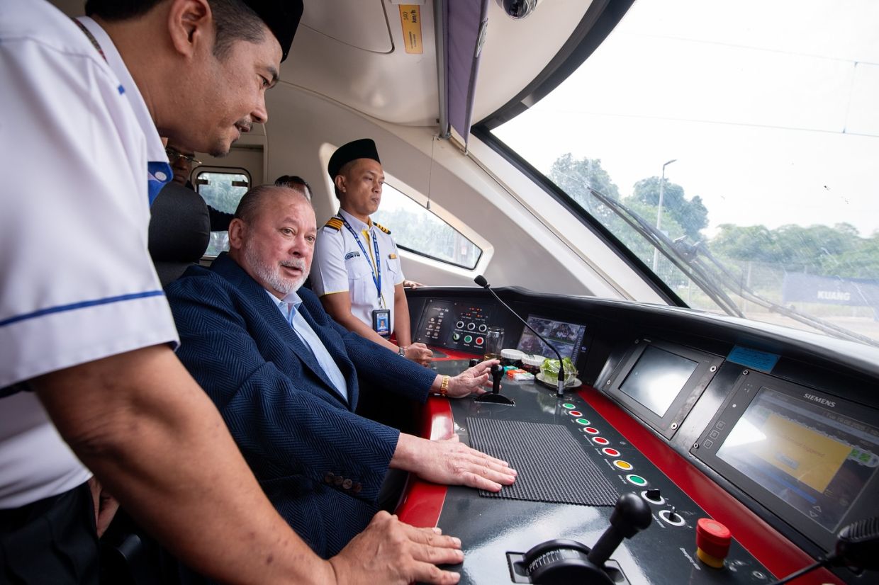 Malezijski kralj Sultan Ibrahim testno vozi vlak od Kuala Lumpurja do Rawanga