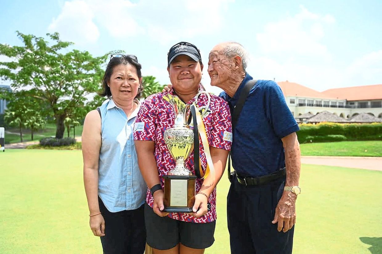 Mom Ng Mei Mei (left) and grandfather Ng Siaw Pheng (right) celebrating Mirabel’s TSM championship victory.
