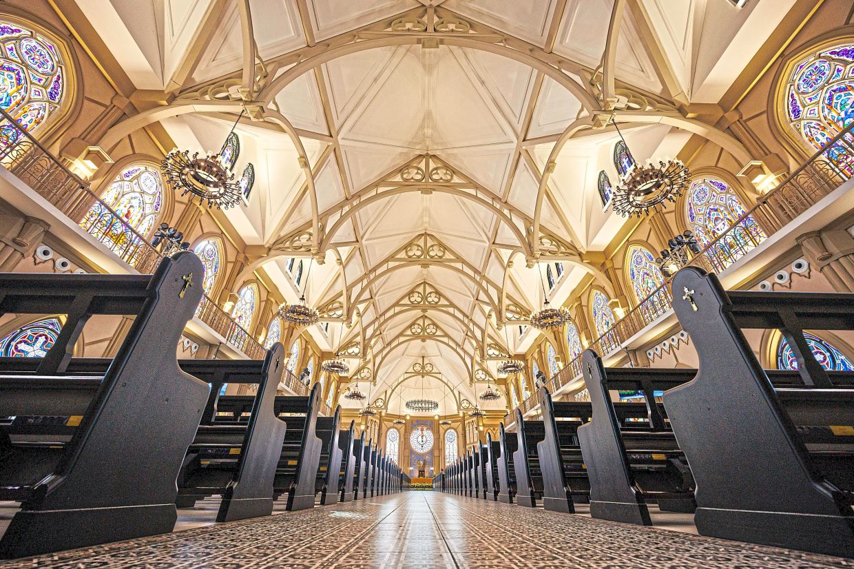 The lofty and spacious interior of St Peter’s Church is supported by steel roof trusses.