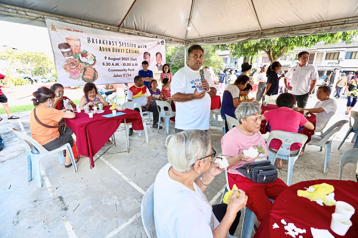 Rajiv addressing residents during the breakfast session at Section 17 in Petaling Jaya. — Photos: LOW LAY PHON/The Star