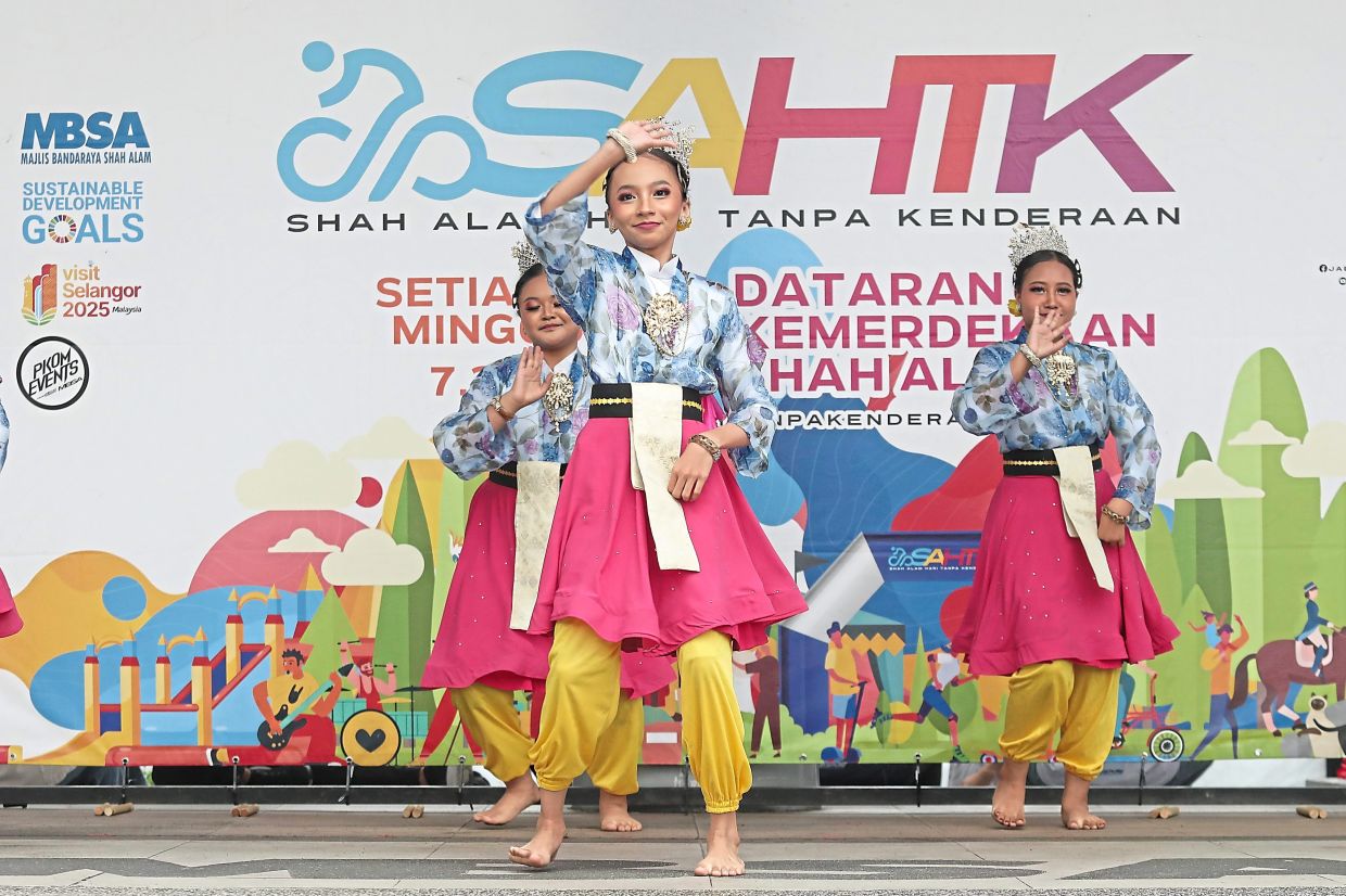 Cultural dance performances entertaining visitors.