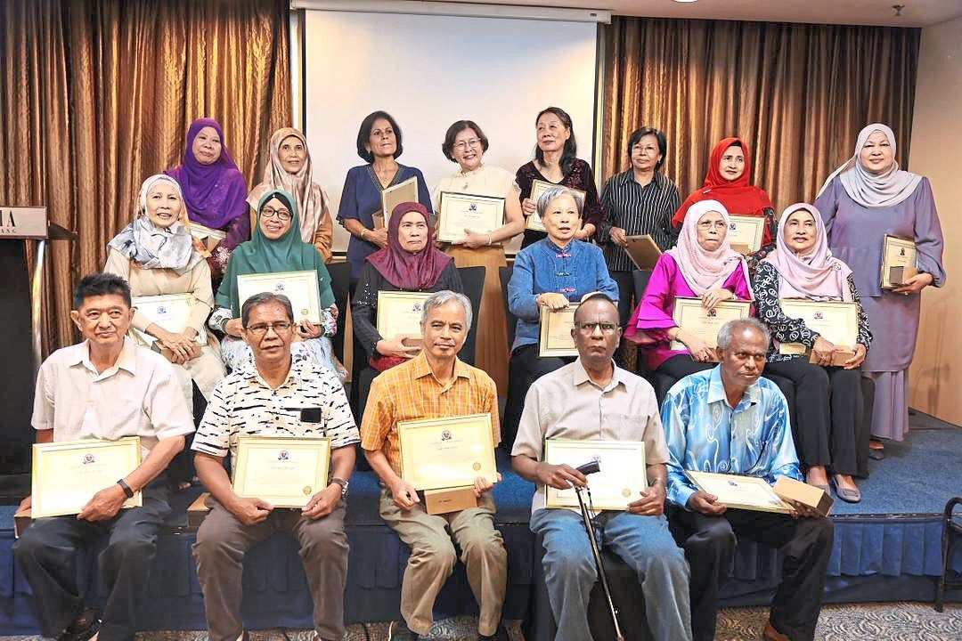 Teachers with tokens of appreciation from their former students. 