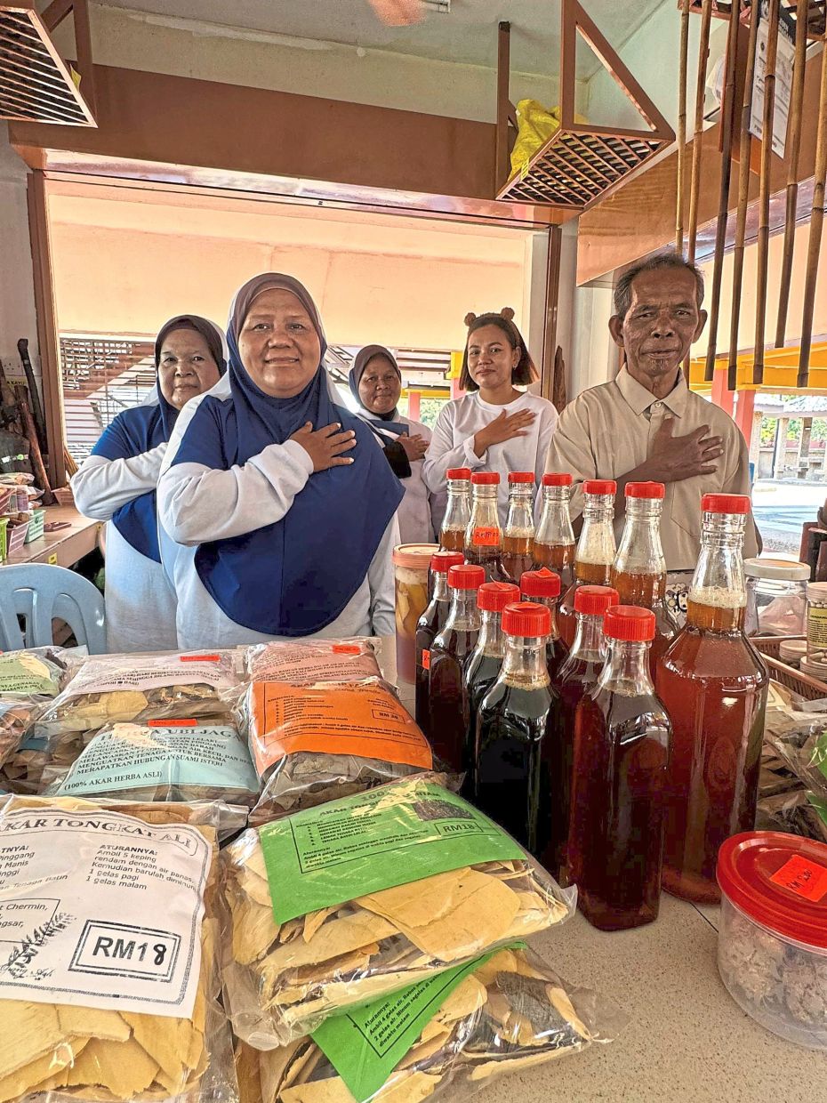 Pandak Ngah (right) and his team at their kiosk located at the Sg Perak RSA (southbound). — Photo courtesy of PLUS