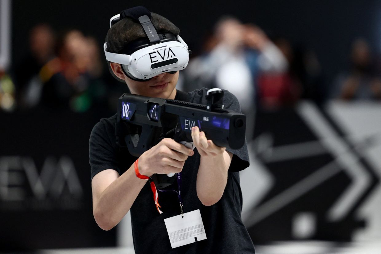 A person plays in the EVA Esports Virtual Arena during Gamescom 2025, a computer and video game industry event, in Cologne, Germany August 20, 2025. -- Photo: REUTERS/Leon Kuegeler