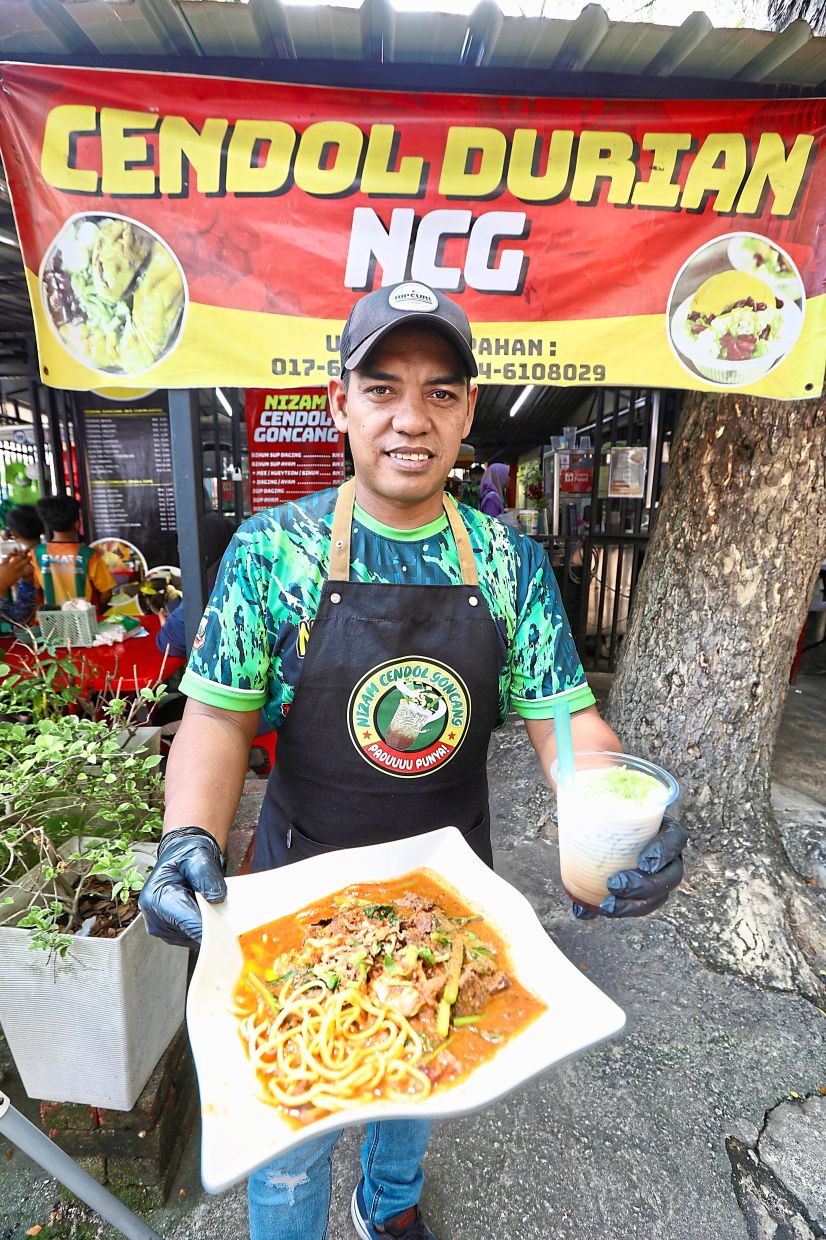 Ahmad Nizam with his signature ‘mee bandung’ and ‘cendol’ at his stall in Taman Melati. — Photos: Low Lay Phon/The Star 