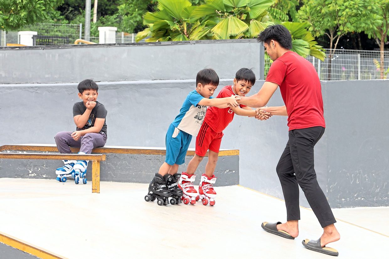 Natasha’s husband Mohd Shahrul Iman Wahab with three of the couple’s children at the Johor Baru TMIYC skate park.
