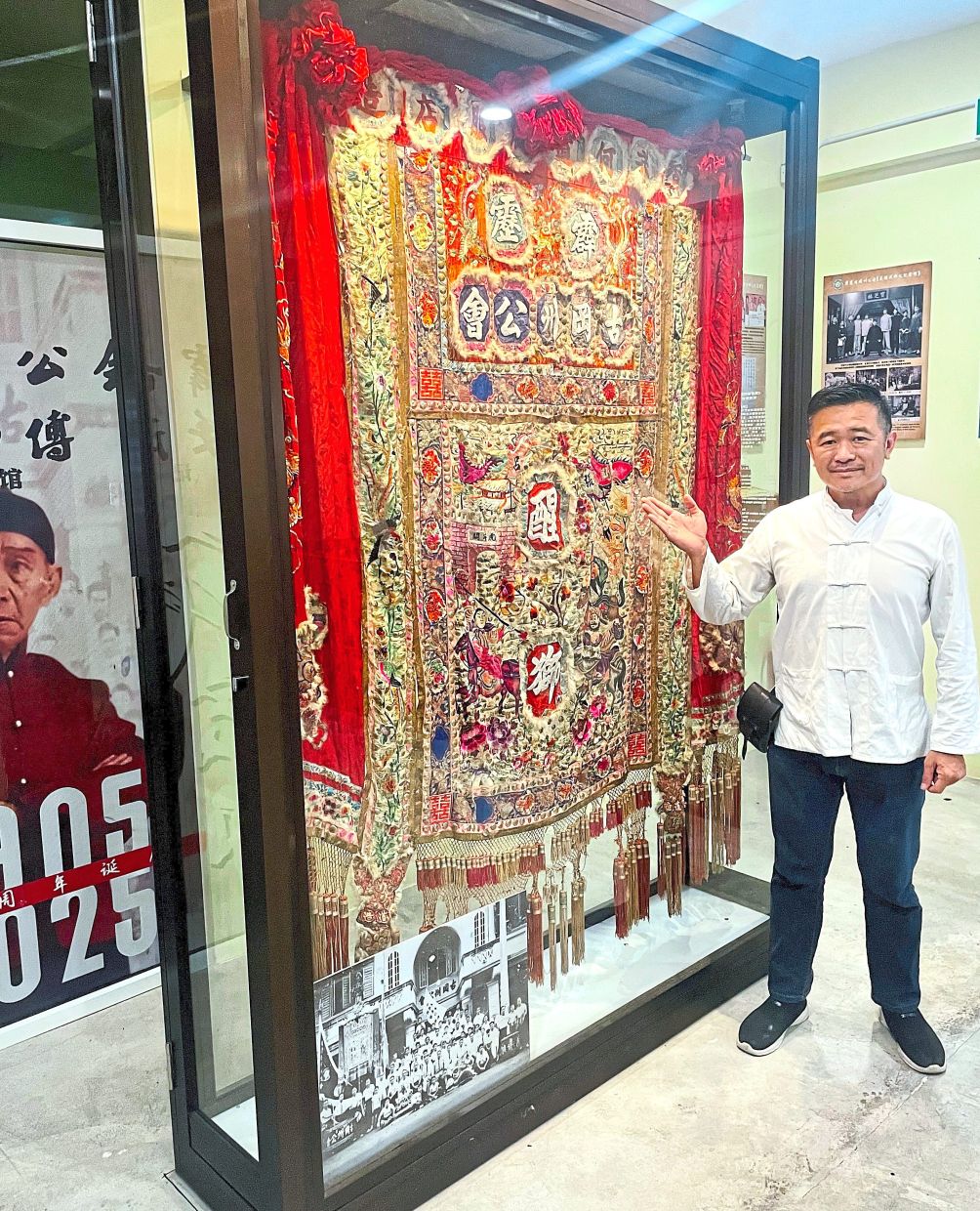 Soong showing a lion dance commander’s flag dated before World War II preserved at the museum.