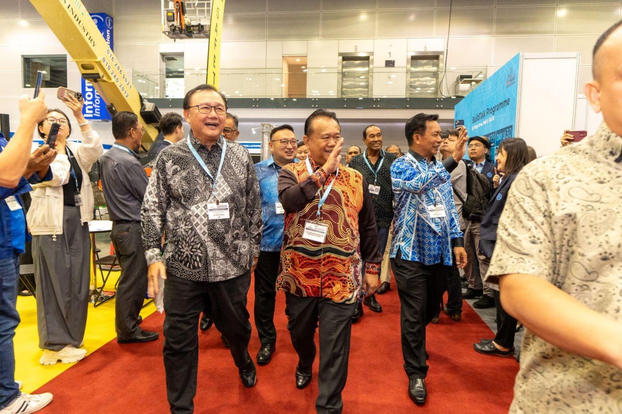 Works Minister Datuk Seri Alexander Nanta Linggi (right) with MBAM president Oliver HC Wee (left) at the past MBAM OneBuild event. This year’s edition will also be officiated by Nanta.