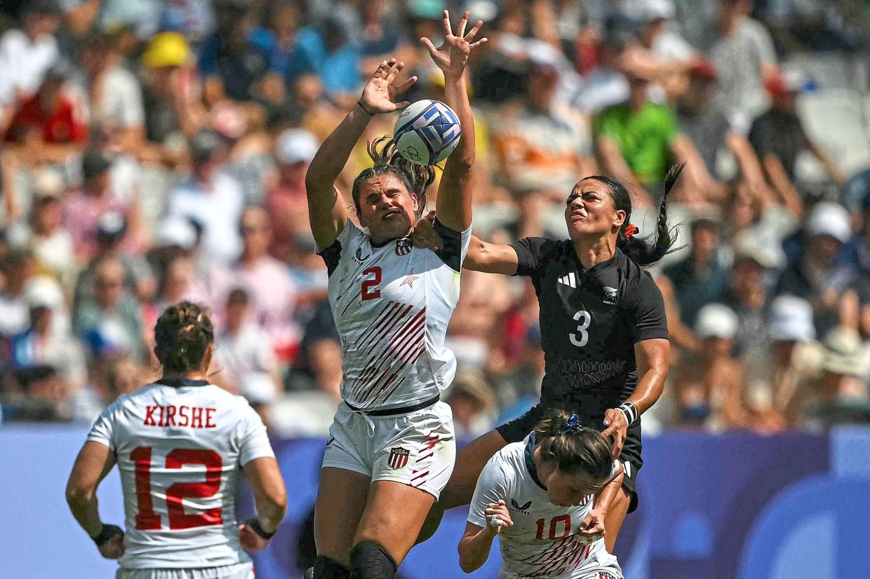 Maher (centre) tries to catch the ball as challenged by New Zealand's Stacey Waaka (right) during the women's semi-final rugby sevens match between New Zealand and USA during the Paris 2024 Olympic Games. Photo: CARL DE SOUZA/AFP