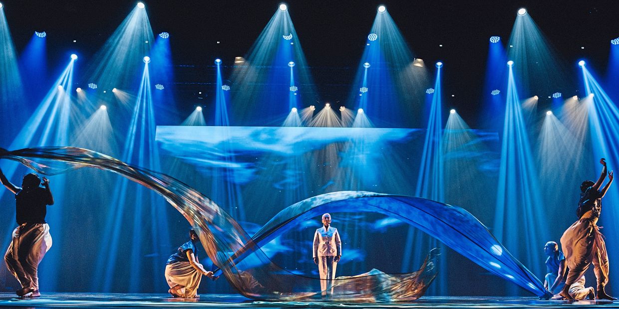 The ‘Meniti Cakerawala’ performance featuring Dr Mazlan (centre).