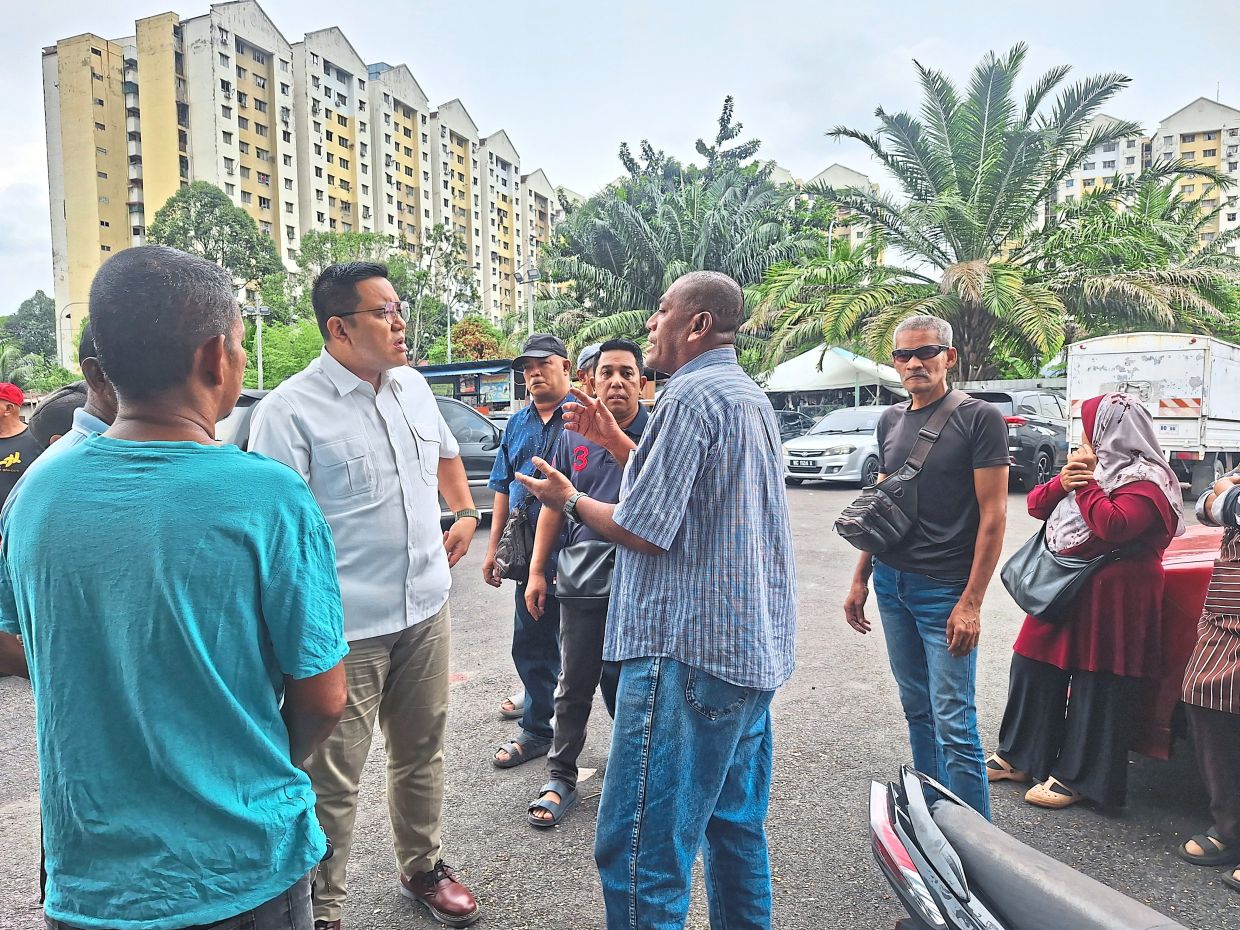 Maharudin (right) relaying the traders’ feedback to Dr Afif.