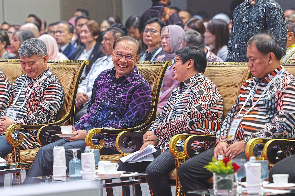 Thinking reform: Anwar speaking with Azalina at the Asean Law Forum in Kuala Lumpur. — Bernama