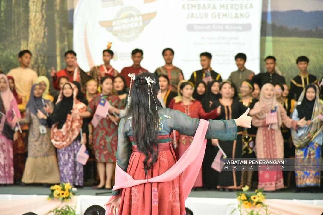 Choir performance to welcome guests at SMK Tandek.