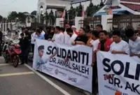 Crowd of supporters swells as Dr Akmal expected to be charged in Bukit Mertajam