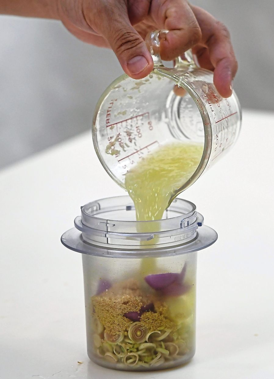 Blend lemongrass, garlic, shallots and the seasoning ingredients into a fine paste to marinate the chicken.