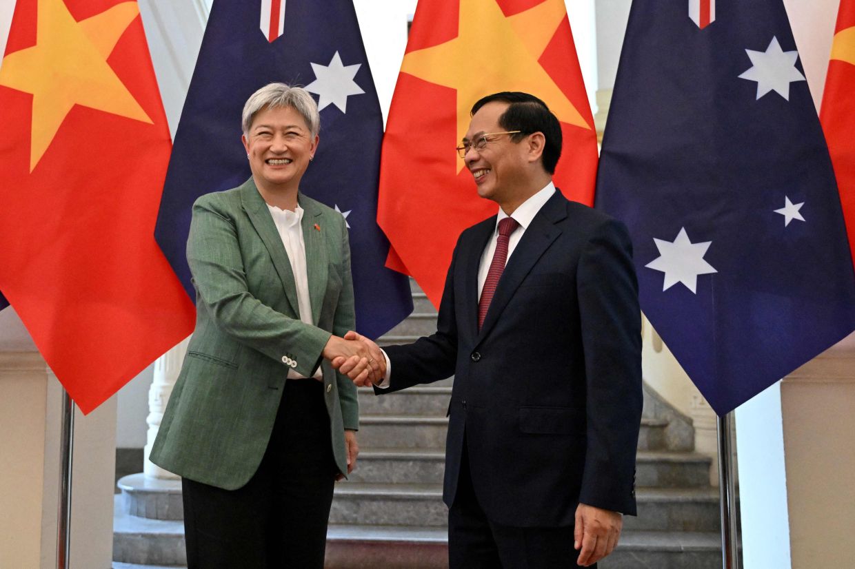 Australia's Foreign Minister Penny Wong (left) shakes hands with Vietnam's Foreign Minister Bui Thanh Son during a meeting at the Vietnamese Foreign Ministry in Hanoi. -- Photo by Nhac NGUYEN / AFP