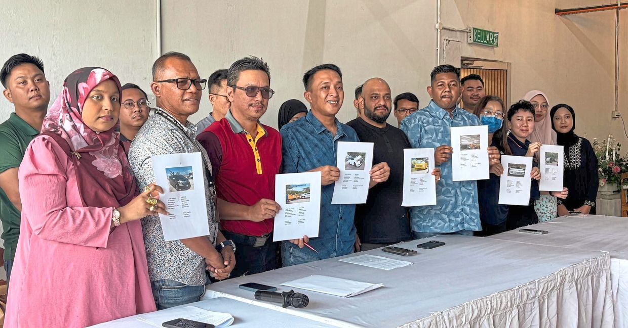 M’Sian Tour Agencies’MPVS’卡在新加坡