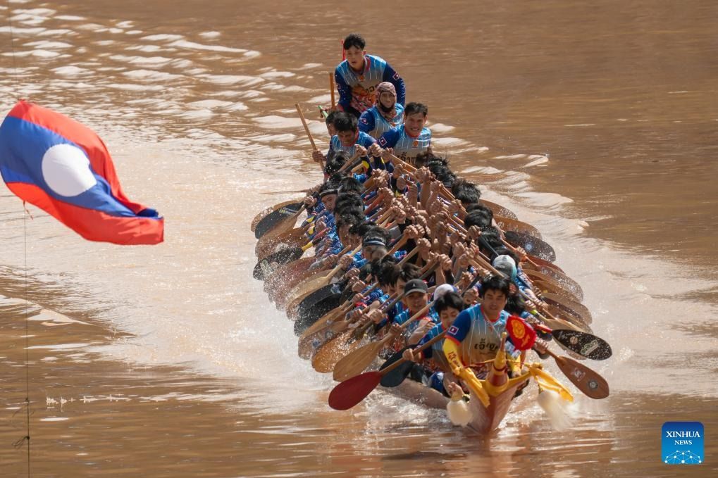 A team competes in the dragon boat racing festival in Luang Prabang. - Photo: Xinhua 