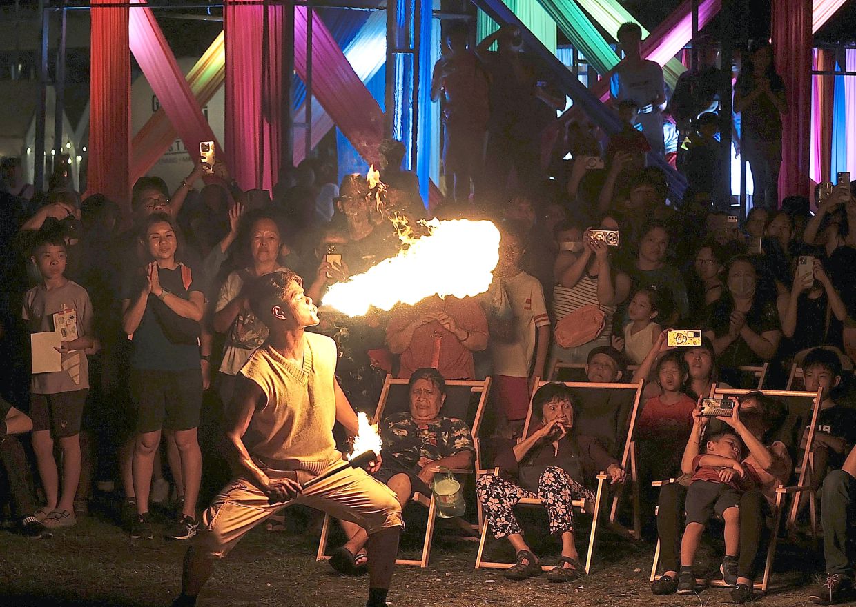 Koispinnfire’s spectacular fire juggling and breathing acts captivating audiences during the performance.