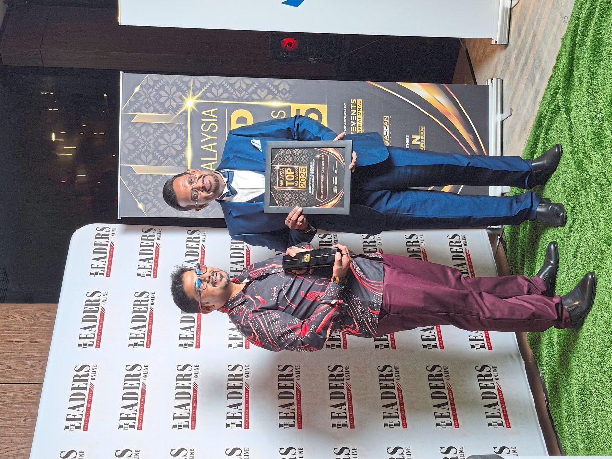 Shankar (right) and Chanthiran holding their trophy and certificate after the company clinched the Mata award for Industry Excellence in Organisational Leadership in Kuala Lumpur.