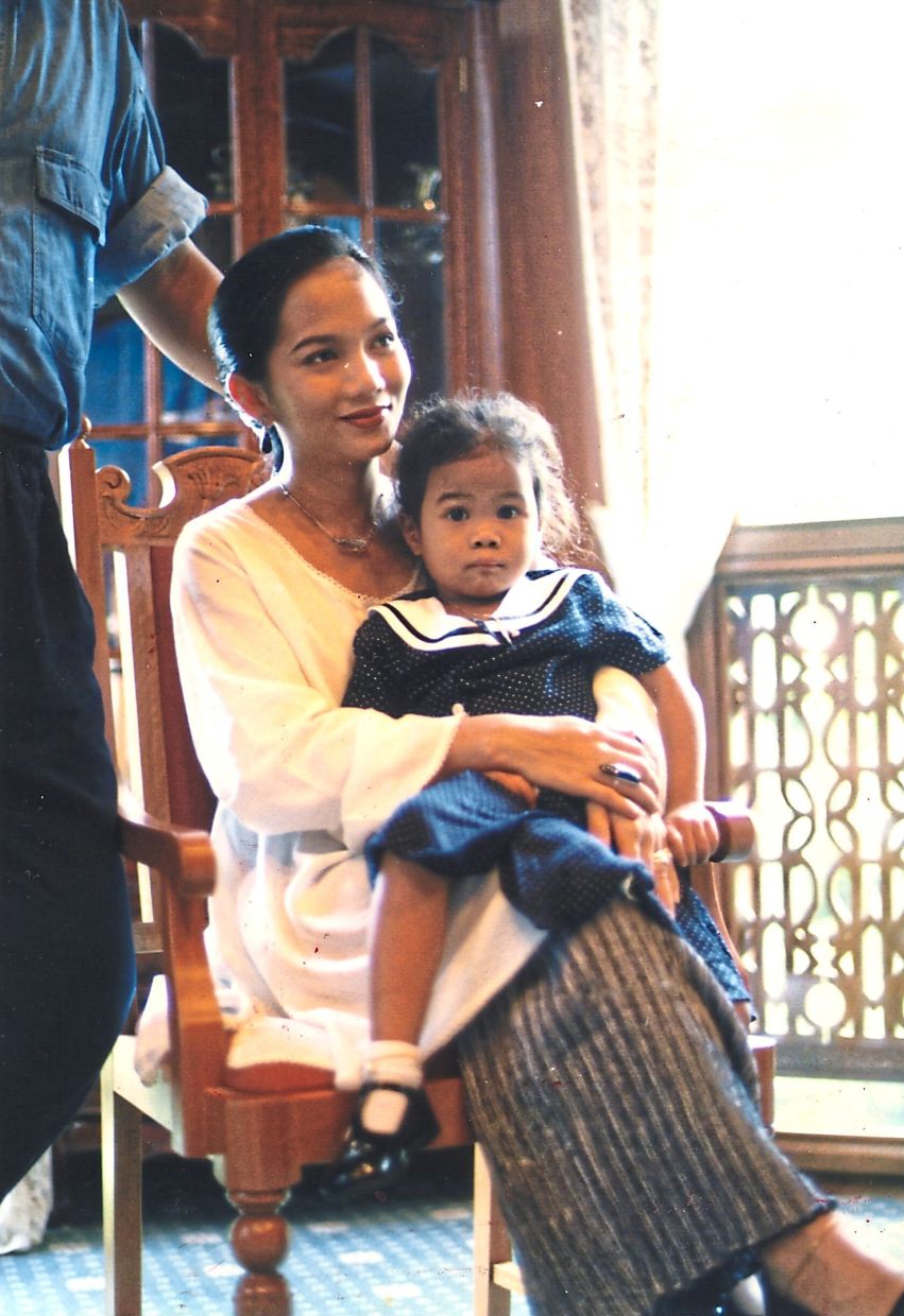Sheila Majid has four children. In this 1994 file pic, she’s seen with daughter Wan Khaleeda.