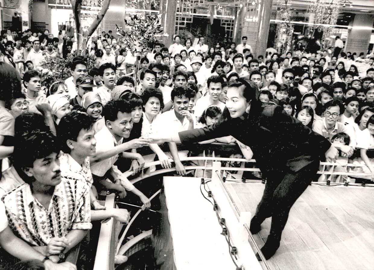 The jazz queen held several fan meetings at malls around Klang Valley back in January 1990, which attracted a large crowd.	— Photos: Filepic