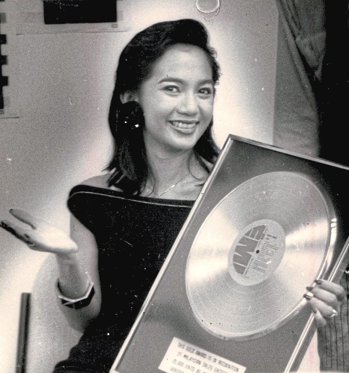 Sheila receives a gold disc for her second album 'Emosi', which was released in October 1986 and contains the classic hits Sinaran and Antara Anyer Dan Jakarta.