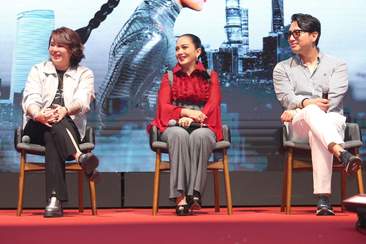 Sheila Majid flanked by Universal Music managing director Kim Lim (left) and music producer Hyuk Shin. Photo: GLENN GUAN/The Star