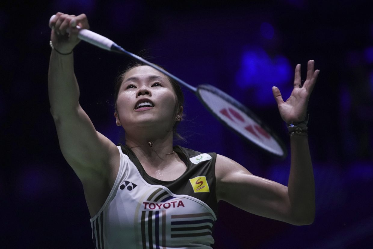 Thailand's Ratchanok Intanon plays Vietnam's Thuy Linh Nguyen during the women's first round match of the Badminton World Championships, Monday, Aug 25, 2025, in Paris. -- AP Photo/Christophe Ena