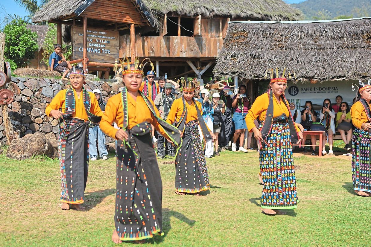 Manggarai ladies performing the Teba Meka welcome dance.