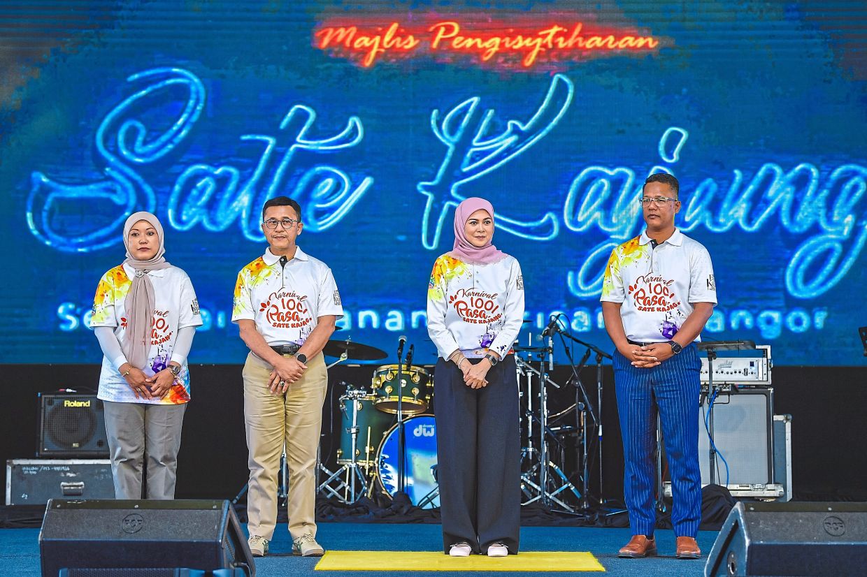 Left: Tengku Permaisuri Norashikin (second from right) officiating the proclamation ceremony of Kajang satay as a heritage food of Selangor. Also present at the event in Stadium Kajang are (from left) Padat chief executive officer Rozanna Rahmat, Borhan and Nazli. — Photos: Bernama and ADANI ZAIDI/The Star