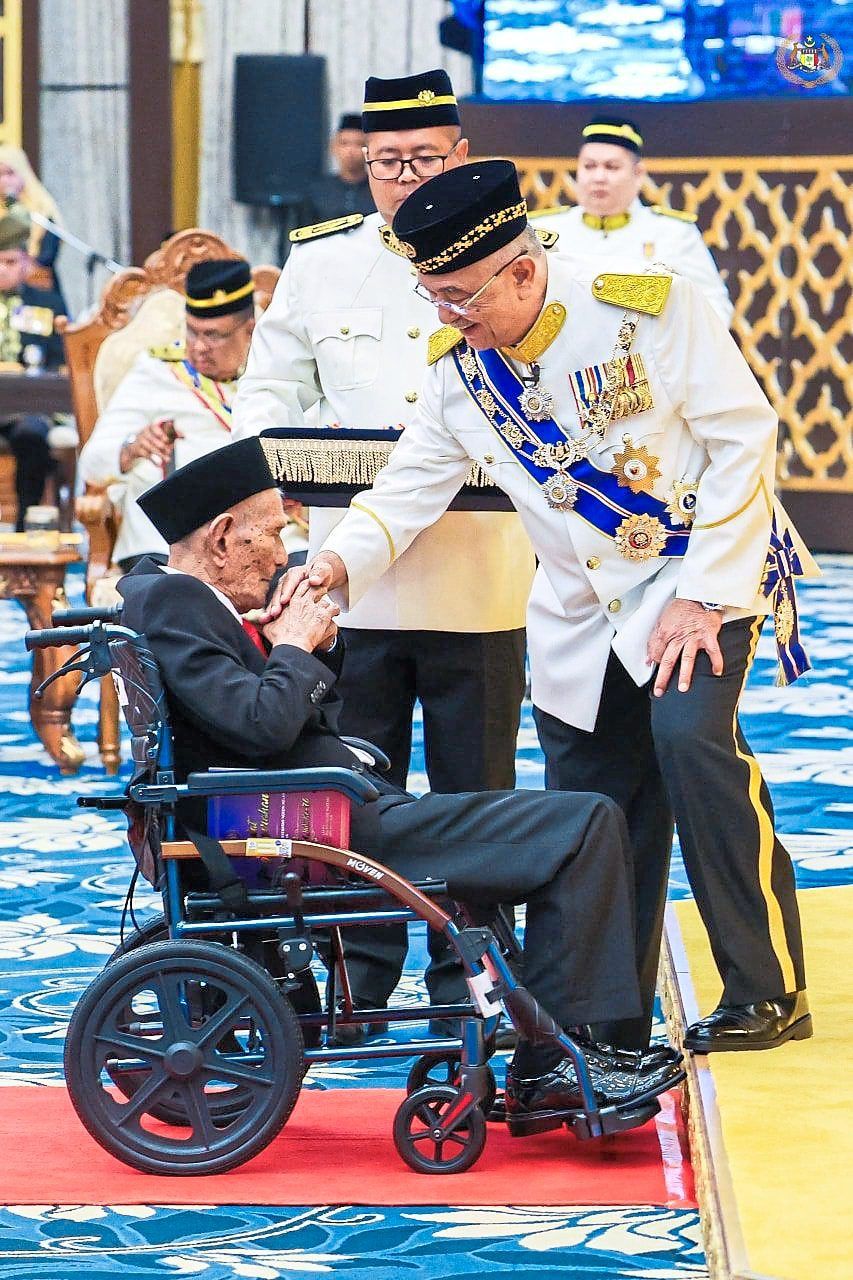 Meaningful honour: Lazaroo receiving his BCM award from Mohd Ali.