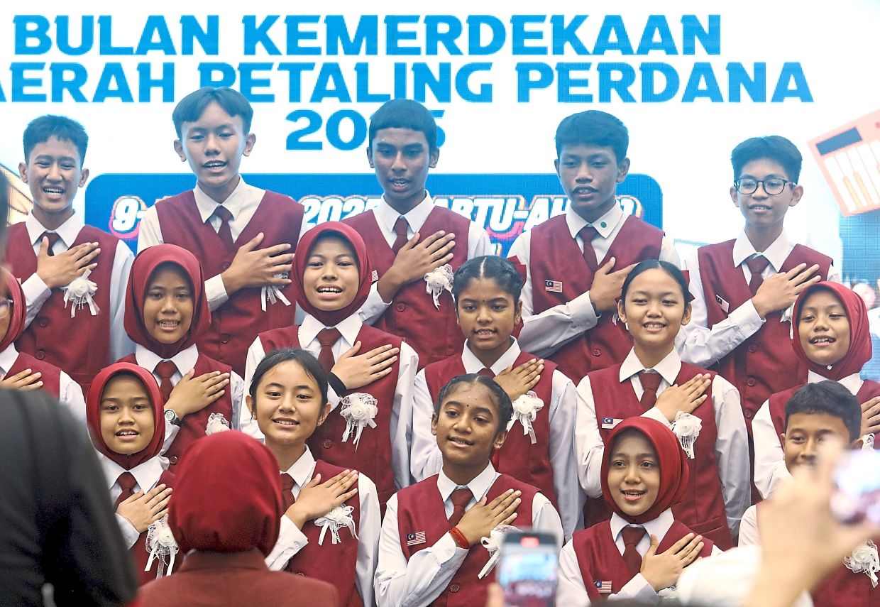 SMK Puchong Utama students in the choral speaking contest;