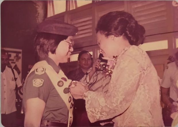 Tan Kate Lin receiving her Queen Guide award in 1978.