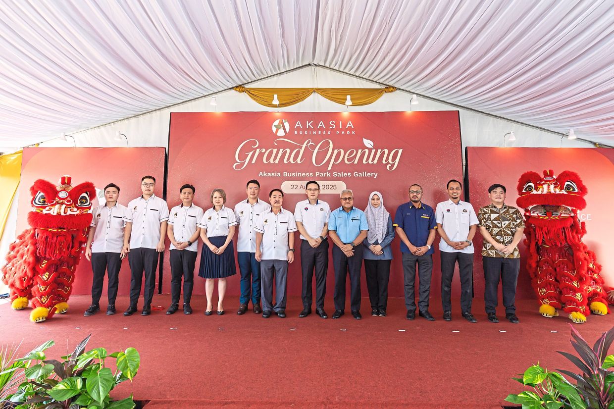 (From fifth left) Melvin, Kwee Cheng, Ting Han, Mohd Noorazam, Kota Tinggi district council secretary Nurul Aishah Mohamadon, Mohamad Reduan, Syed Aminuddin and other guests at the opening of Akasia Business Park sales gallery in Jalan Ulu Tiram-Kota Tinggi, Johor.