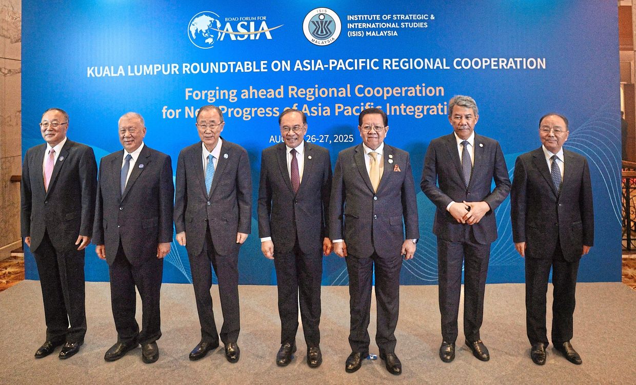 Power bloc: (From left) BFA secretary-general Zhang Jun, Macau Chief Executive Edmund Ho Hau Wah, BFA chairman Ban Ki-moon, Anwar, Institute of Strategic and International Studies Malaysia Mohd Faiz Abdullah, Foreign Minister Datuk Seri Mohamad Hasan and China ambassador to Malaysia Ouyang Yujing taking a group photo at the KL Roundtable on Asia-Pacific Regional Cooperation of the BFA. — ONG SOON HIN/The Star