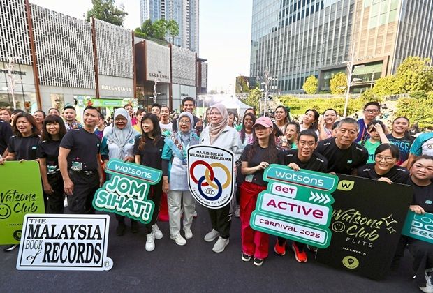 (Front row, from third left) Watsons Malaysia chief operating officer Danny Hoh, Maimunah, Loh, Dr Zaliha, Noridah and Ayda at the carnival. — Photos: Low Lay Phon/The Star
