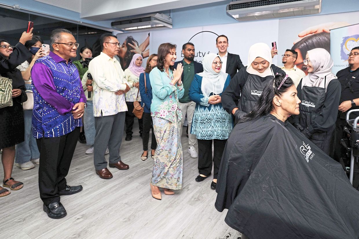 Tengku Zatashah (in kebaya) with guests at the Beauty for a Better Life Salon. Photo: L’Oreal Foundation