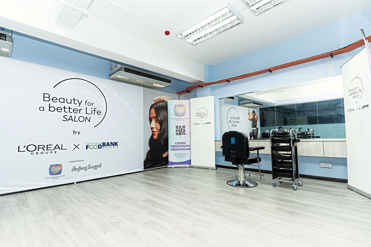 The salon provides free hair and beauty services as well as hygiene products for those in need. Photo: L'Oreal Foundation