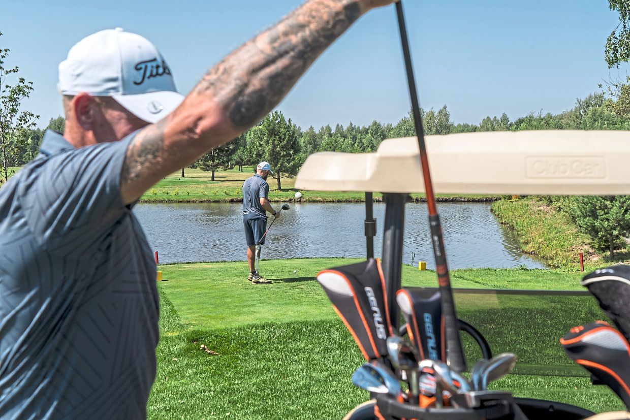 Golf helps Ukrainian soldiers who have lost limbs in the war against Russia to heal and to master their prosthetics. 