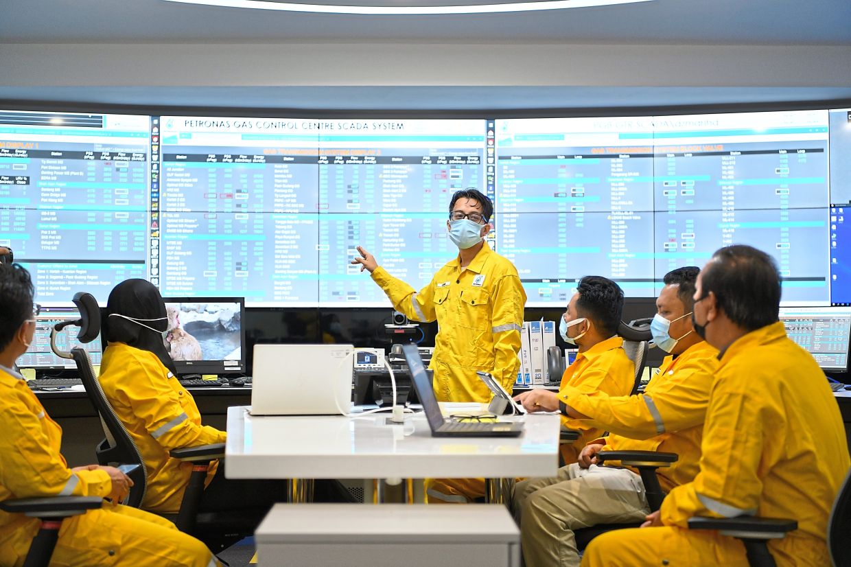 Monitoring work assisted by the Supervisory Control and Data Acquisition (SCADA). 