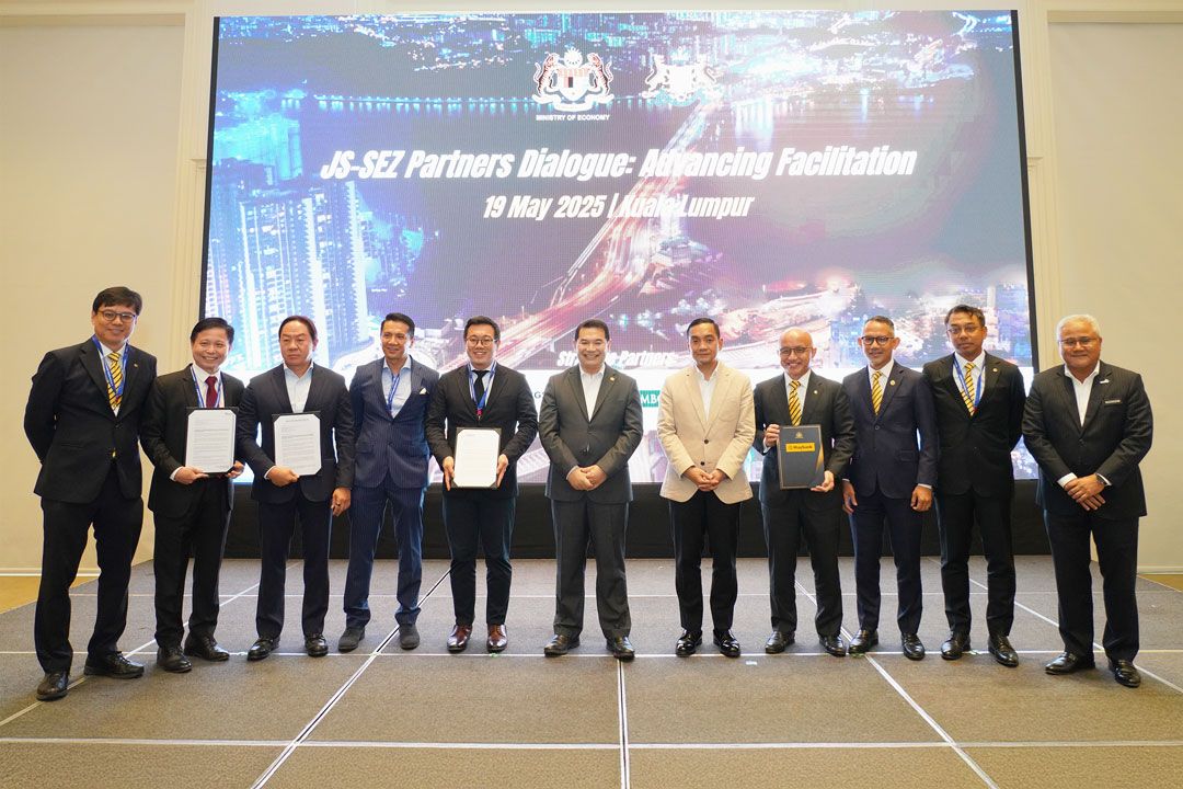 Maybank was part of ‘The Johor-Singapore Special Economic Zone Partners’ Dialogue: Advancing Facilitation’ talk held on May 19. From left to right: Maybank Singapore corporate banking head Chong Wee Yeat, Centurion Group chief executive officer Kong Chee Min, Alpine Renewables and Edible Oils chief executive officer Steven Chiang, TMC Life Sciences chief executive officer Datuk Dr Adzuan Abdul Rahman, Thomson Medical Group chief executive officer Dr Melvin Heng, Rafizi Ramli, Johor Mentri Besar Datuk Onn Hafiz Ghazi, Maybank Global Banking group chief executive officer Datuk John Chong, Maybank Community Financial Services group chief executive officer Syed Ahmad Taufik Albar, Maybank Global Banking group deputy chief executive officer Farid Kairi, and Iskandar Regional Development Authority chief executive Datuk Mohd Noorazam Osman.