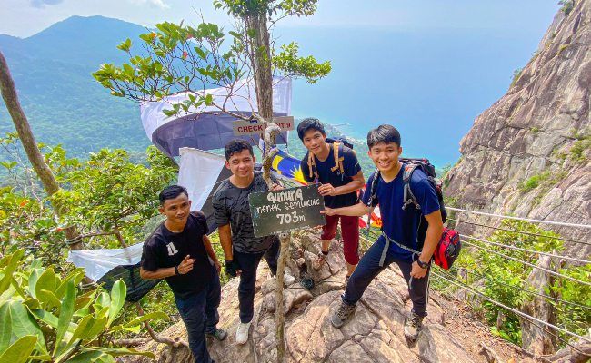 Local entrepreneurs in Mukut, such as nature guides, can now promote their services online and receive bookings through visitmukut.com, powered by TM and the Unifi Go Bookit app.