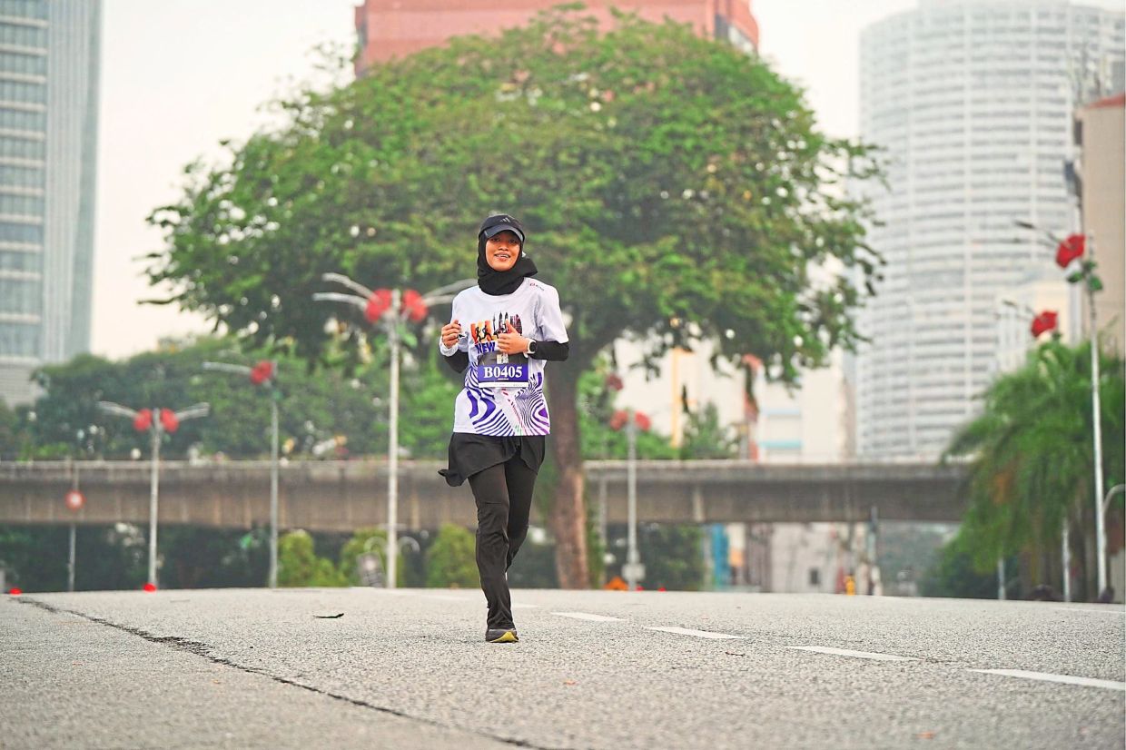 The only healthy people who benefit from monitoring their blood sugar levels are endurance athletes like marathon runners, who do so to ensure they don’t suddenly lose energy due to depletion of their body’s stored glucose. — Vecteezy