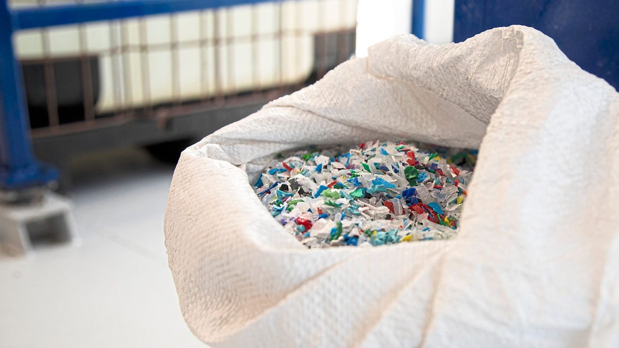 The Plastic Odyssey has catalogued more than a hundred local solutions for doing without plastic, which is derived from petroleum.